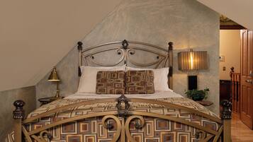 Deluxe Room, 1 Queen Bed, Hot Tub, Corner (Judge's) | 1 bedroom, premium bedding, Tempur-Pedic beds, minibar