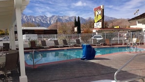 Outdoor pool - Dow Villa Motel (Lone Pine)