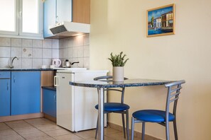 Kamar Twin | Makan di kamar
