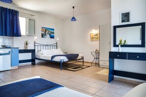 Habitación triple | Caja fuerte, cunas gratuitas, wifi gratis