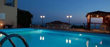 Piscine extérieure, parasols de plage, chaises longues