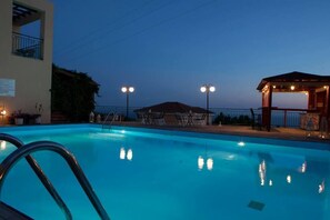 Ulkouima-allas, aurinkovarjoja, aurinkotuoleja