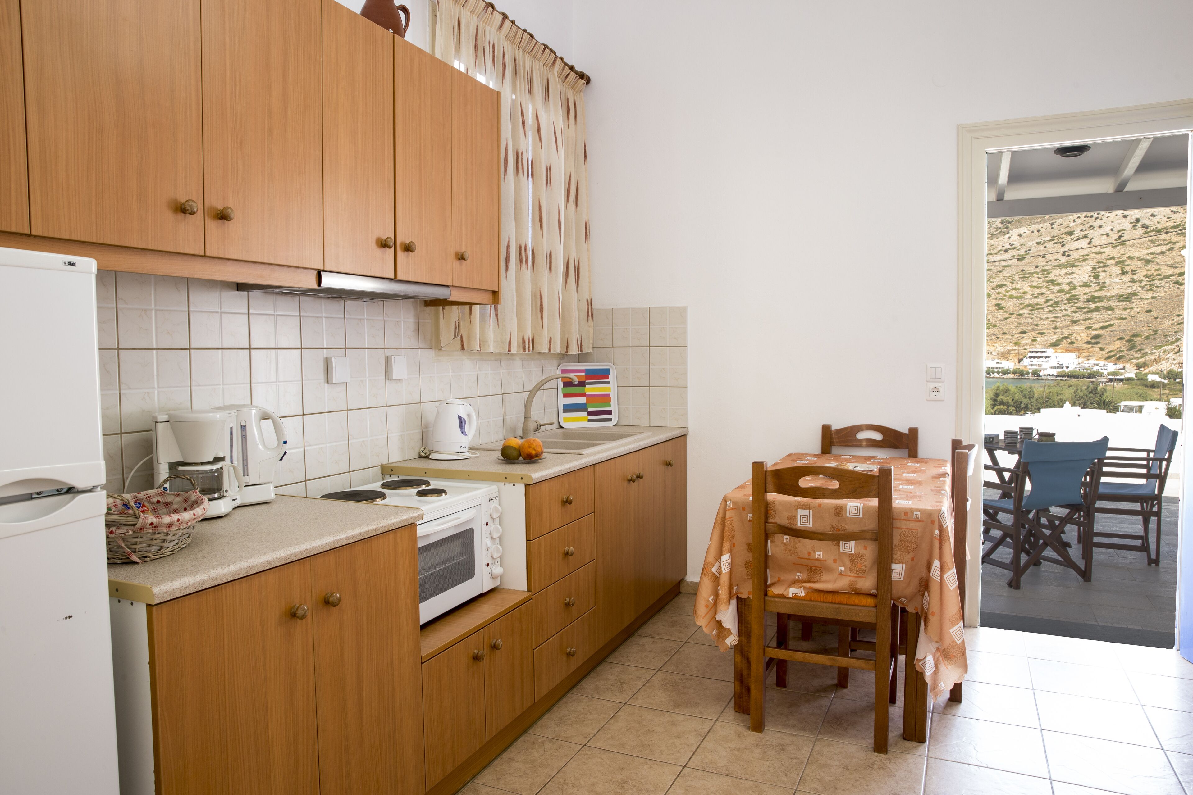 apartment (studio) | private kitchenette | fridge, stovetop, coffee/tea maker, electric kettle