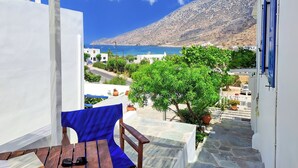 A balcony with a view of a mountainous landscape and the sea. - Boufounis Studios (Sifnos)