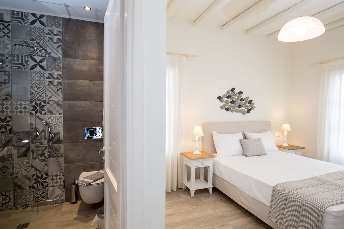 superior studio | desk, iron/ironing board, free wifi, bed sheets