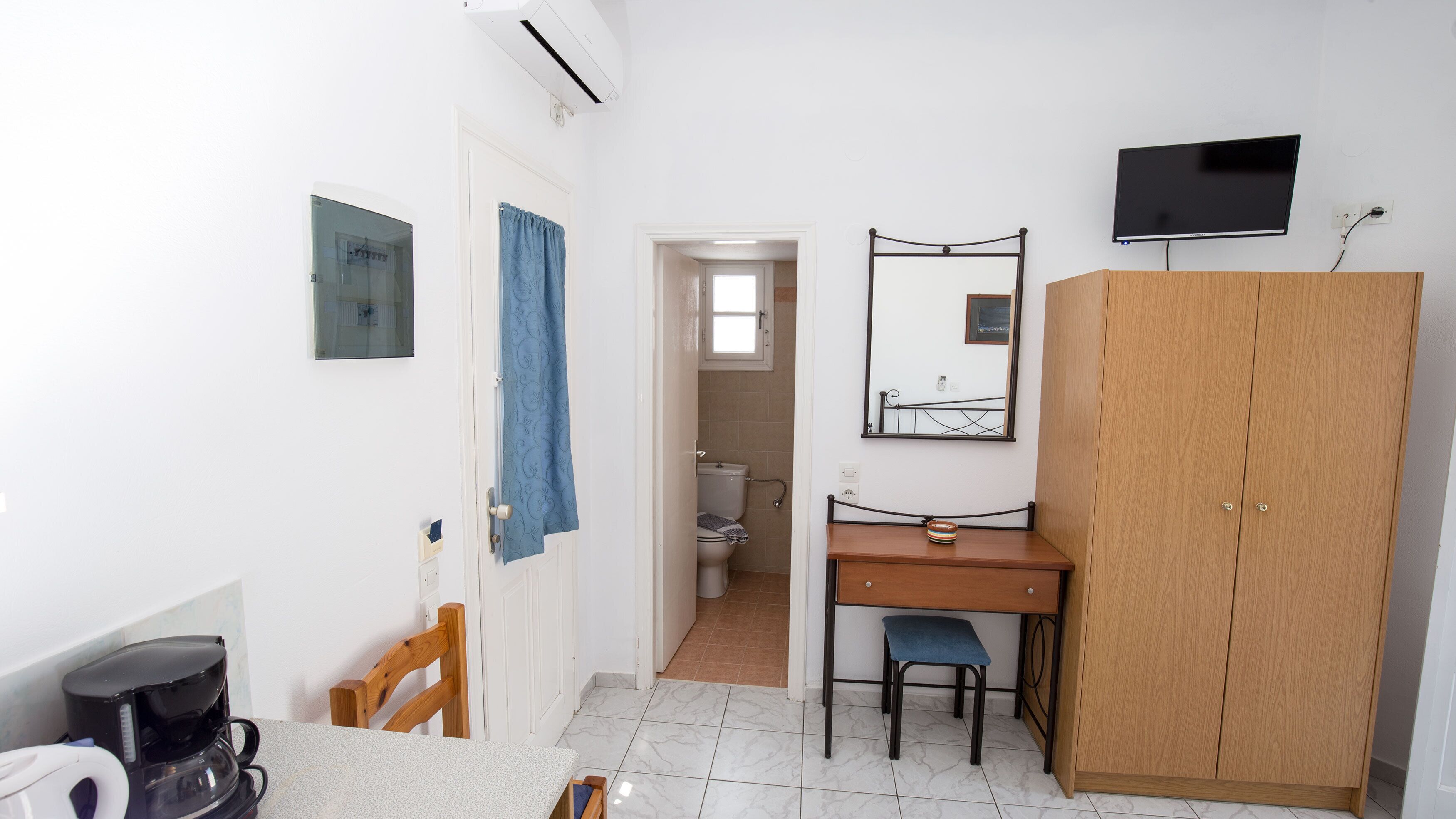 studio (double) | desk, iron/ironing board, free wifi, bed sheets
