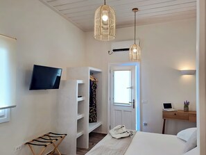 高級開放式客房, 部分海景 | 書桌、熨斗/熨衣板、免費無線上網、床單