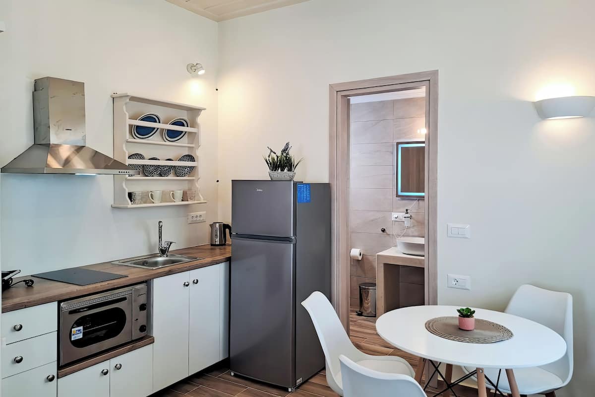 superior studio, partial sea view | private kitchen | fridge, stovetop, coffee/tea maker, electric kettle