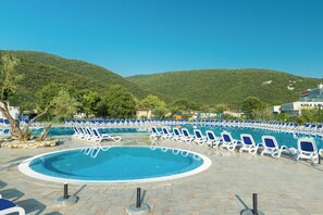 Sesongbasert utendørsbasseng, bassengparasoller og solsenger