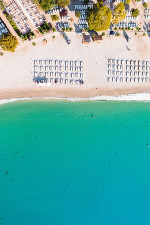 On the beach, sun-loungers, beach umbrellas, beach bar - Camping Oliva Mobile Homes (Labin)