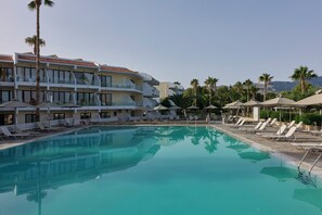 Outdoor pool, sun loungers - Atlantica Thalassa Hotel - All Inclusive (Kos)