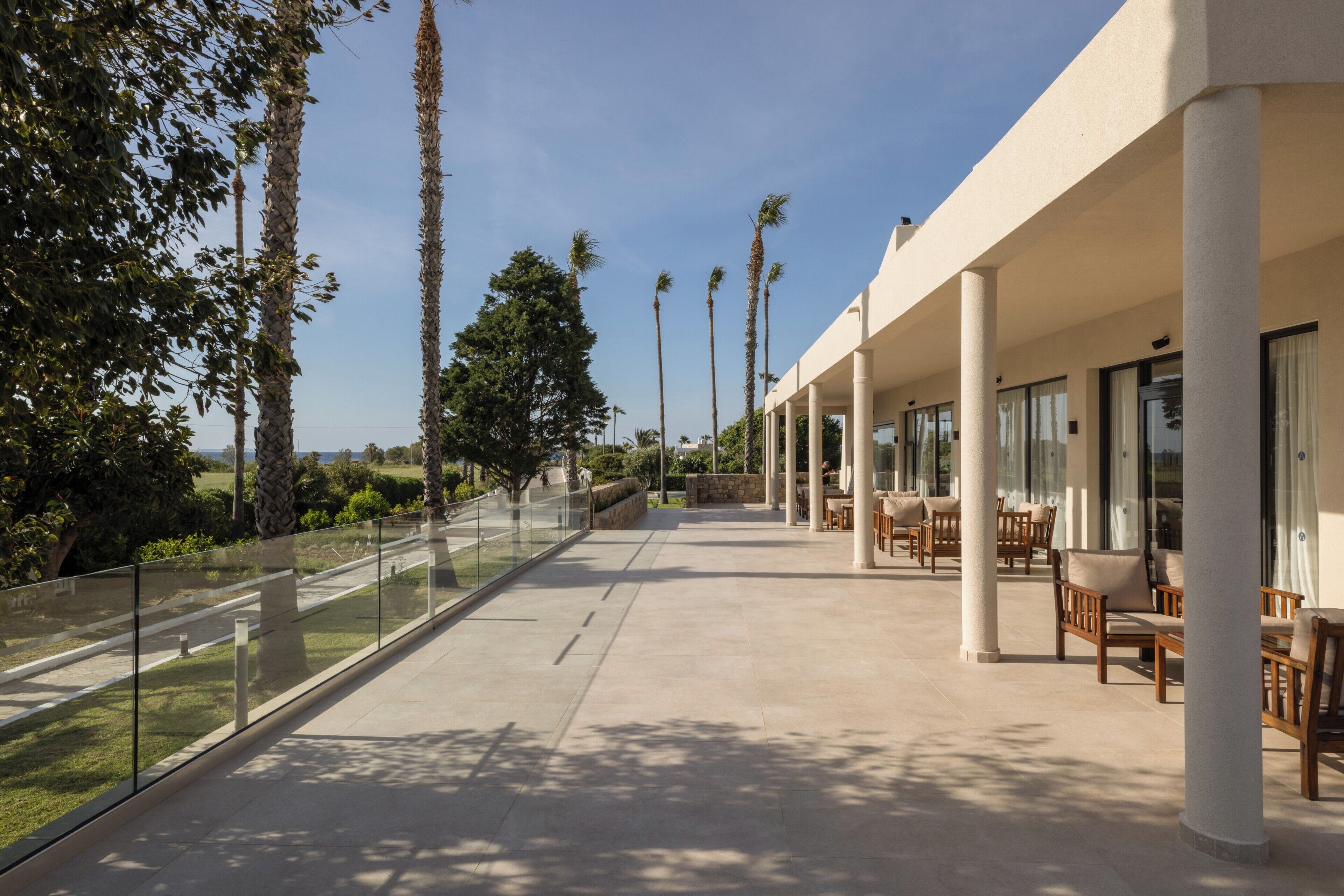 3 bars/lounges