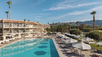 Outdoor pool, sun loungers