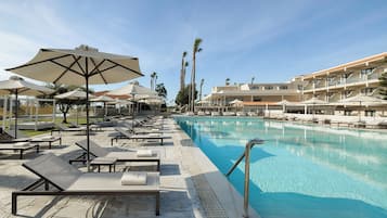 Outdoor pool, sun loungers