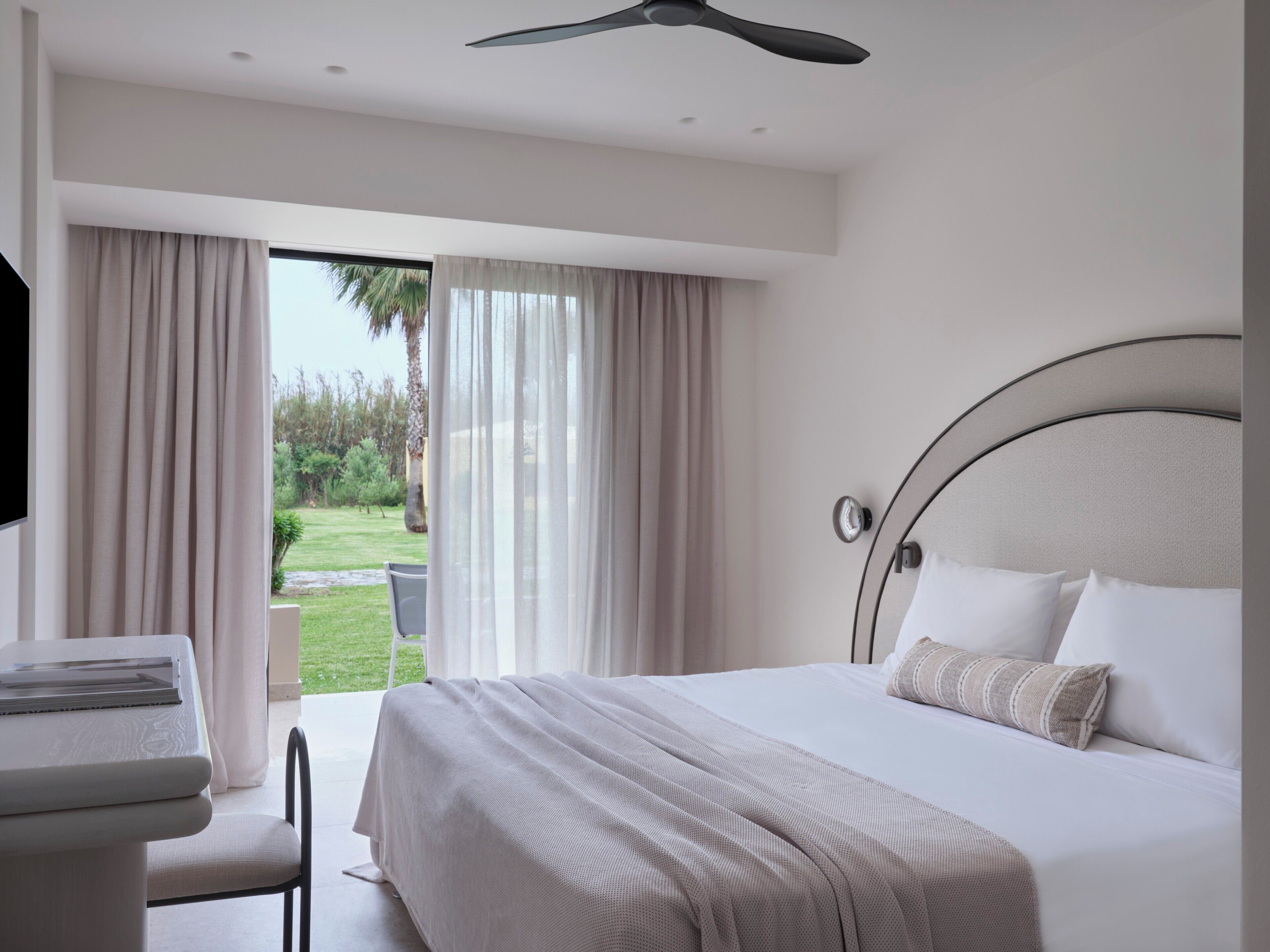 Family Room Inland view | Vue de la chambre