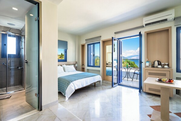 Rom – classic, sjøutsikt | Safe på rommet, skrivebord for bærbar PC og blendingsgardiner