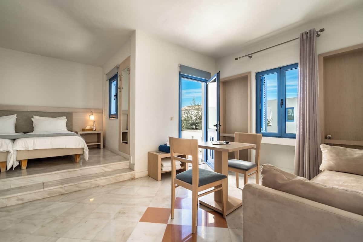 Classic Room, Garden View | In-room safe, laptop workspace, blackout drapes, soundproofing