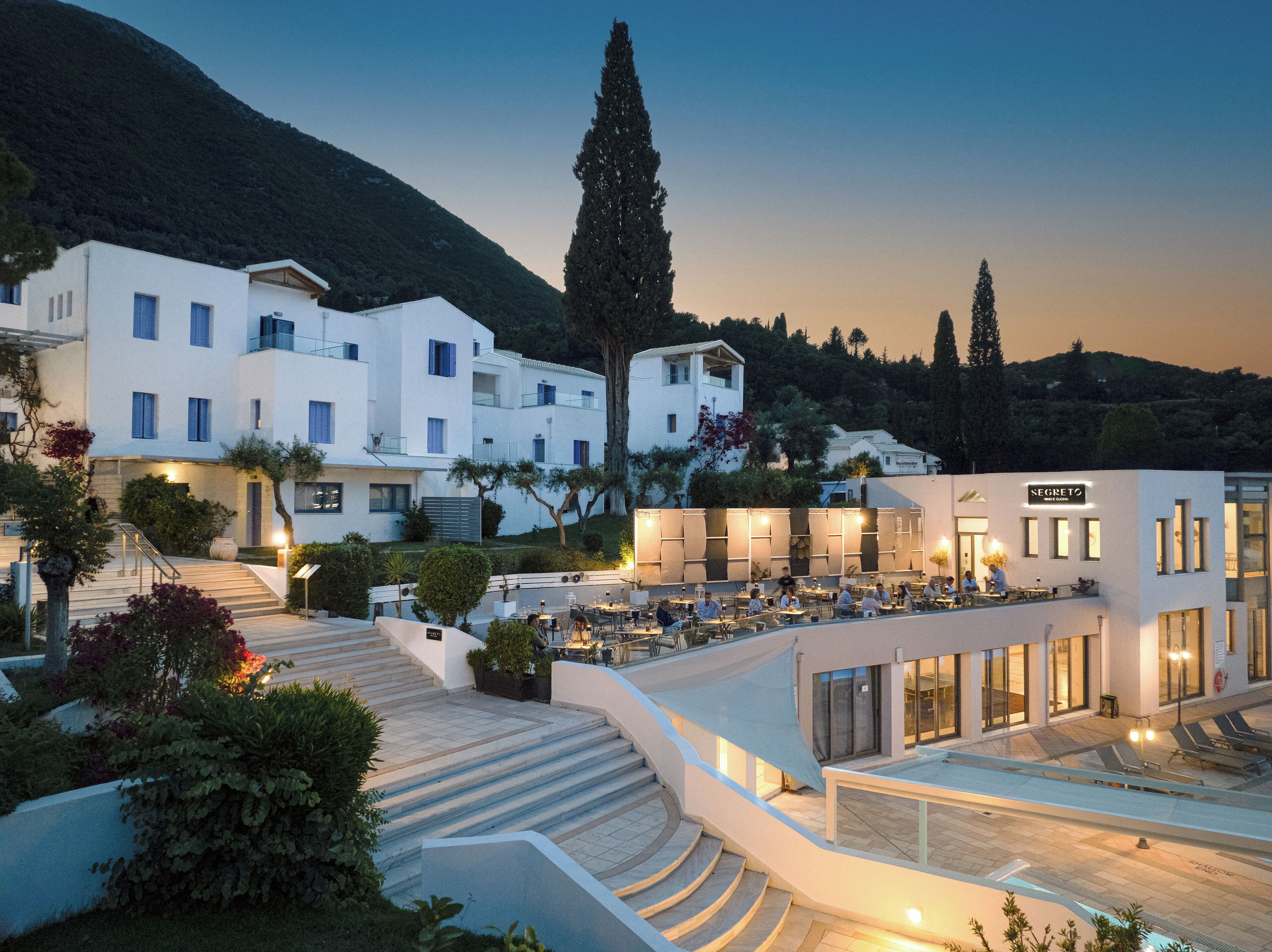 Petit déjeuner et dîner servis sur place