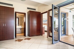 Suite – superior, sjøutsikt | Oppholdsområde | Flatskjerm-TV og bordtennis