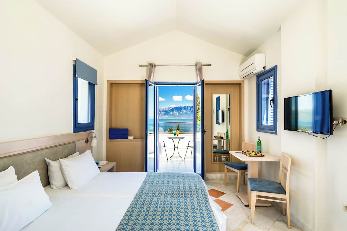 Habitación clásica, vistas al mar | 1 dormitorio, caja fuerte, espacio para trabajar con un portátil