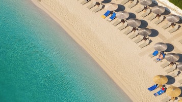 Accommodatie ligt op het strand, ligstoelen, parasols, strandlakens