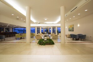 Lobby sitting area - Porto Galini Seaside Resort & Spa (Lefkada)
