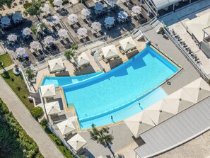 2 Innenpools, Außenpool (je nach Saison geöffnet), Sonnenschirme