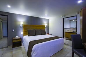 Hochwertige Bettwaren, Daunenbettdecken, Zimmersafe, Schreibtisch