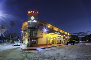 Un hotel con un cartel grande que dice 'HOTEL', un cartel que dice 'La Pintia' y una entrada bien iluminada.