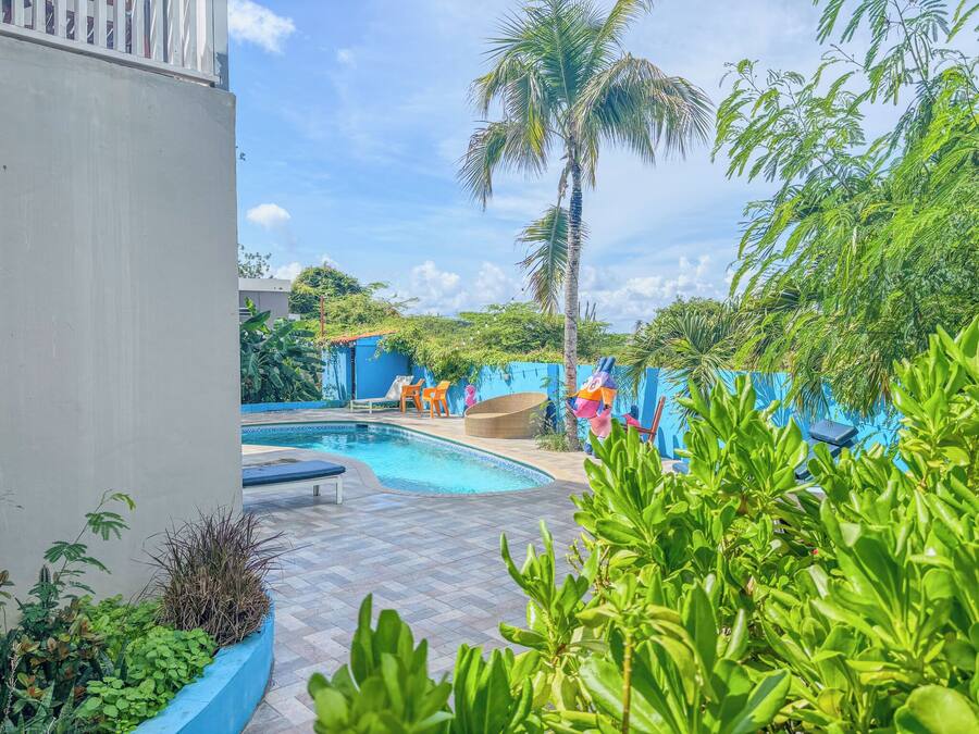 Una piscina al aire libre