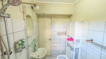 Ducha, secador de pelo, toallas, jabón