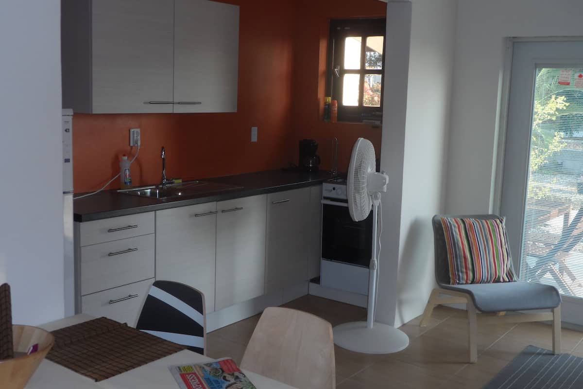 apartment, 2 bedrooms | private kitchen | full-sized fridge, microwave, stovetop, espresso maker