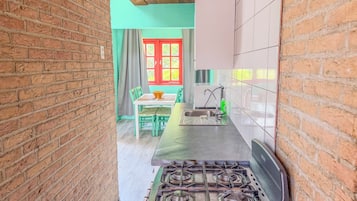 Familie appartement, 2 slaapkamers | Privékeuken | Een koelkast met diepvriezer, een microgolfoven, een kookplaat