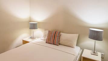 Ropa de cama de alta calidad y caja de seguridad en la habitación