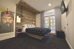 Grohl Queen Room | Premium bedding, minibar, desk, soundproofing - Boogie Woogie Beach House (Old Bar)