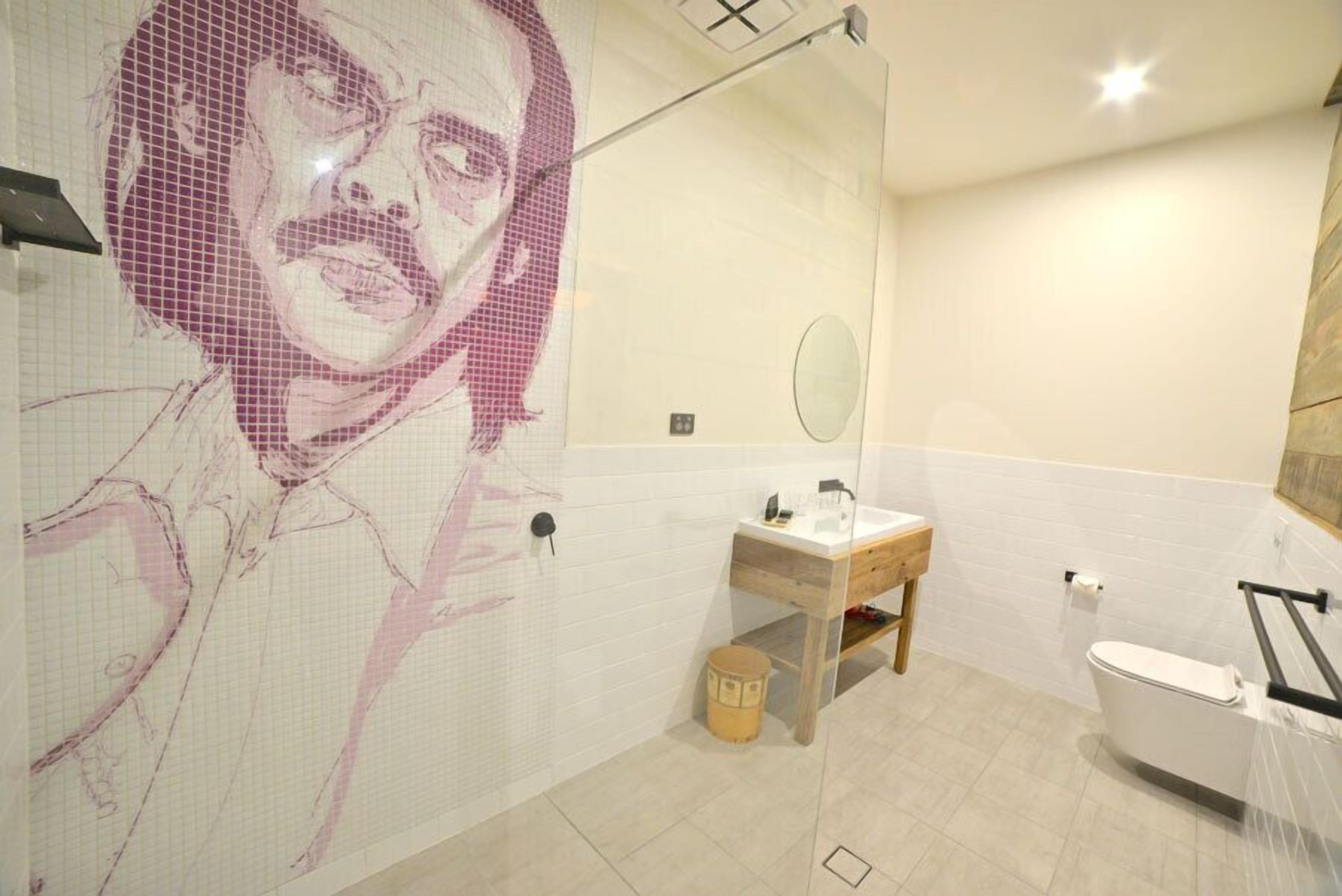 grohl queen room | bathroom | free toiletries, hair dryer, towels