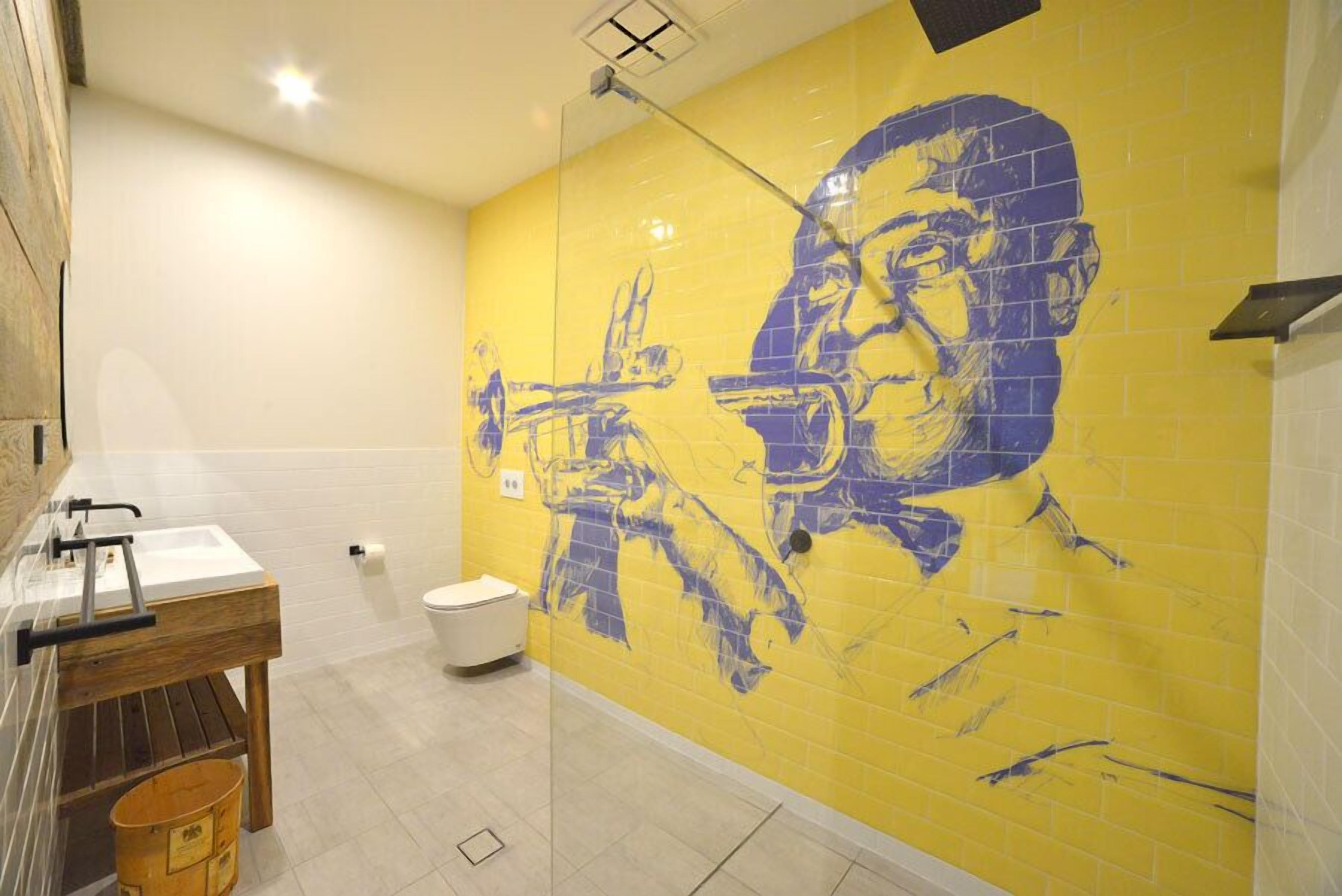 louis queen room | bathroom | free toiletries, hair dryer, towels