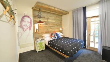 Premium bedding, minibar, desk, soundproofing