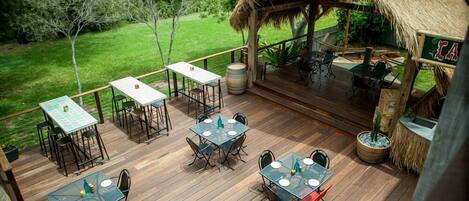 Serveert ontbijt, lunch en diner