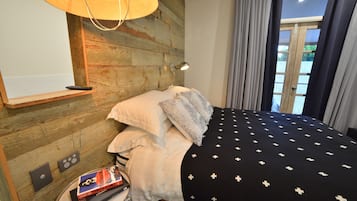Grohl Queen Room | Premium bedding, minibar, desk, soundproofing
