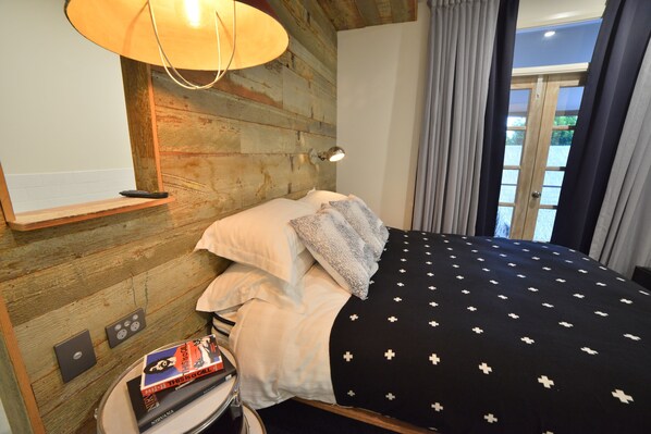 Kahden hengen design-huone, 1 keskisuuri parisänky (Grohl ) | Ylelliset vuodevaatteet, minibaari, työpöytä, äänieristys