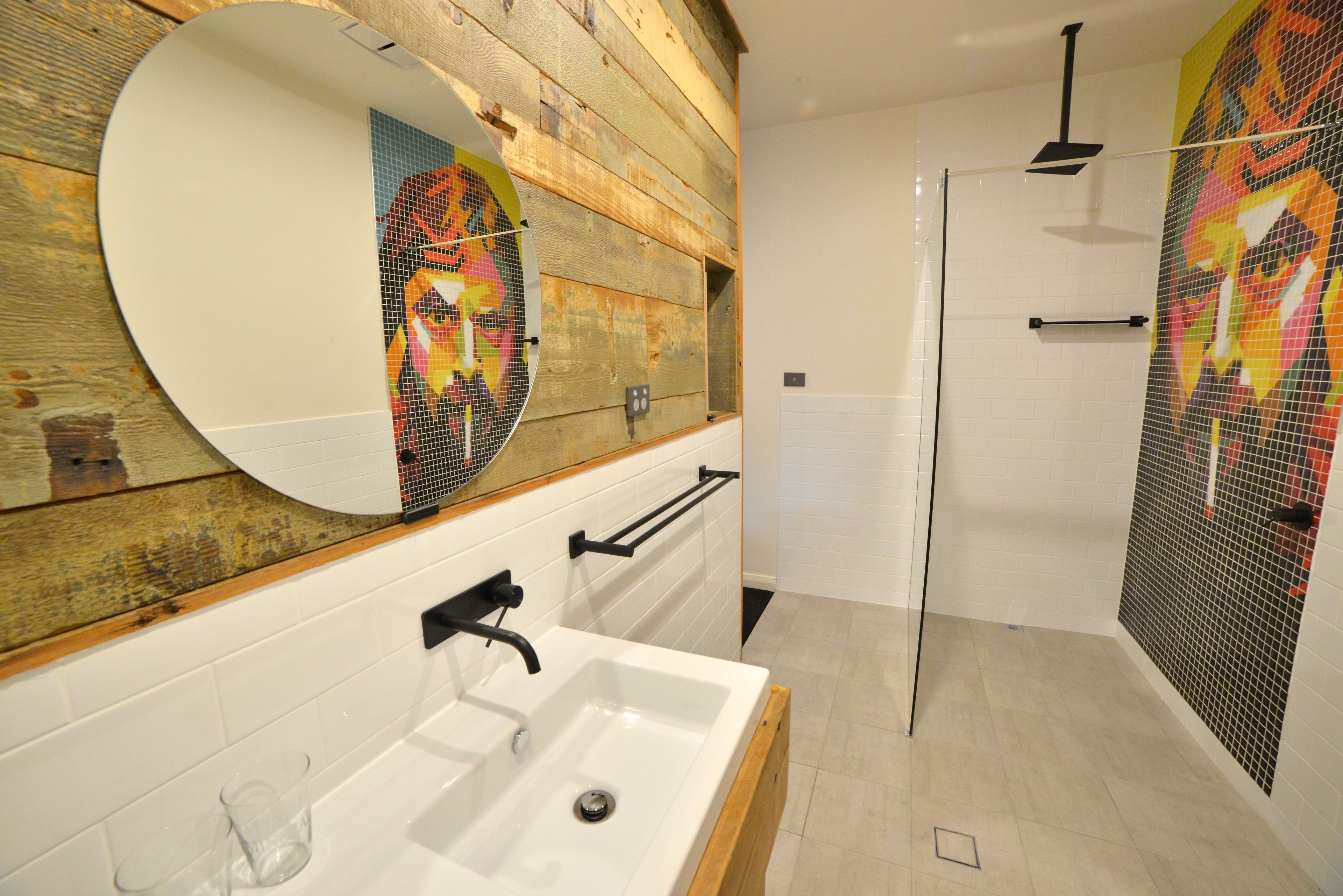 grohl queen room | bathroom | free toiletries, hair dryer, towels