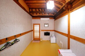 Basic Triple Room, Multiple Beds | 1 bedroom, free WiFi, bed sheets