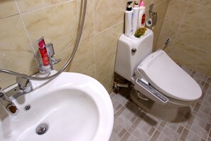 Deluxe Double Room | Bathroom | Shower, free toiletries, slippers, bidet