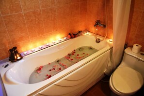 Deluxe Double or Twin Room, City View, Lakeside | Bathroom | Combined shower/bathtub, rainfall showerhead, free toiletries - Hotel Garden Queen (Hanoi)