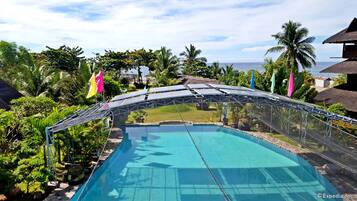 Piscine extérieure, cabanons gratuits, chaises longues