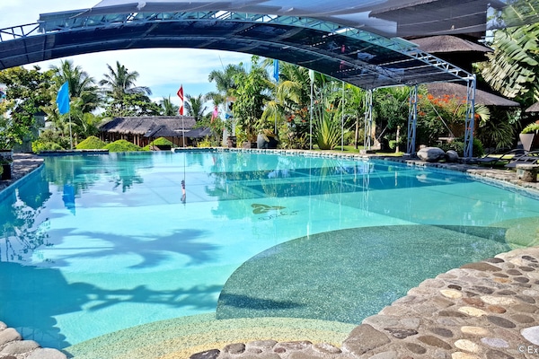 Alberca al aire libre, camas balinesas gratuitas y camastros