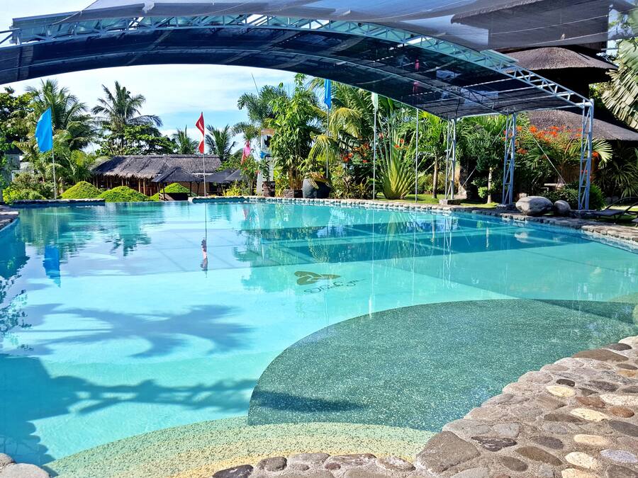 Een buitenzwembad, gratis zwembadcabana's en ligstoelen