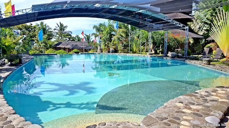 Una piscina al aire libre, camas de piscina gratis