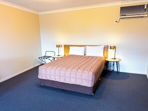 Deluxe-huoneisto, 1 keskisuuri parisänky | Ylelliset vuodevaatteet, tallelokero huoneessa, työpöytä